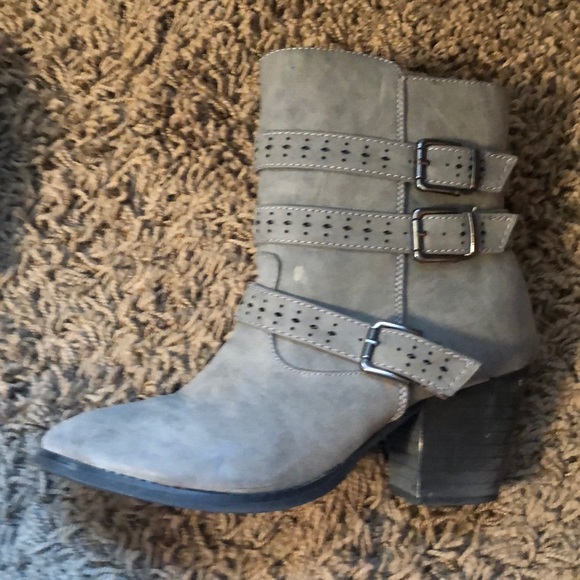 Vanity brand Bootie size 8.5 - Picture 2 of 3